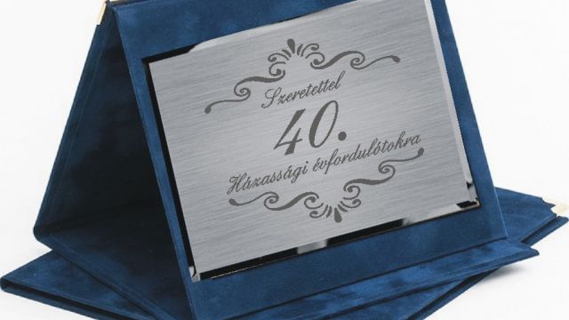 Kék plüss emlékplakett-tartó + ezüst színű plakett gravírozással. Méret: 25x19cm bruttó 10900 Ft (Az ár tartalmazza a gravírozást is.)